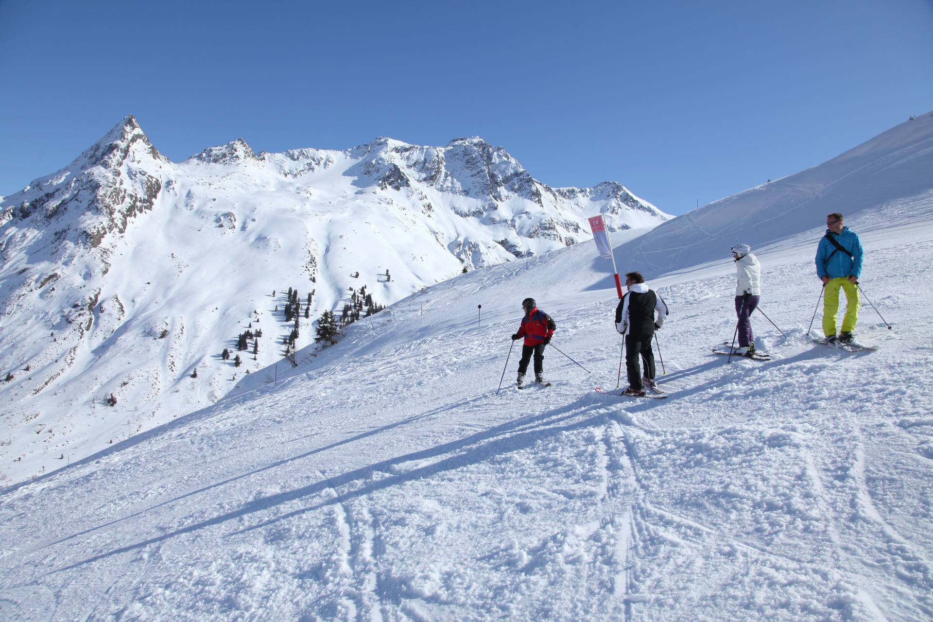 Gruppe auf der Piste beim Skifahren in Galtür